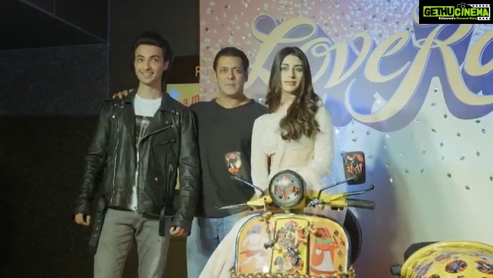 Warina Hussain Instagram - Super thrilled and super happy with all the love for #Loveratri we received at the trailer launch at 9 cities. Thanks a ton and love you all for making us feel like home wherever we went! #LoveTakesOver! 💫 @beingsalmankhan @skfilmsofficial @aaysharma