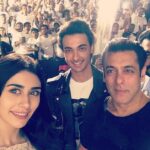 Warina Hussain Instagram - Yesterday at the #LoveratriTrailer launch! A selfie with our contest winners... Truly grateful for your warmth ❤ 🙂 #LoveTakesOver @beingsalmankhan @aaysharma @abhiraj88 @skfilmsofficial @tseries.official