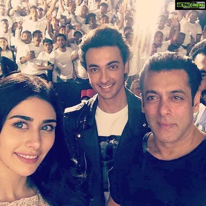 Warina Hussain Instagram - Yesterday at the #LoveratriTrailer launch! A selfie with our contest winners... Truly grateful for your warmth β€ π #LoveTakesOver @beingsalmankhan @aaysharma @abhiraj88 @skfilmsofficial @tseries.official