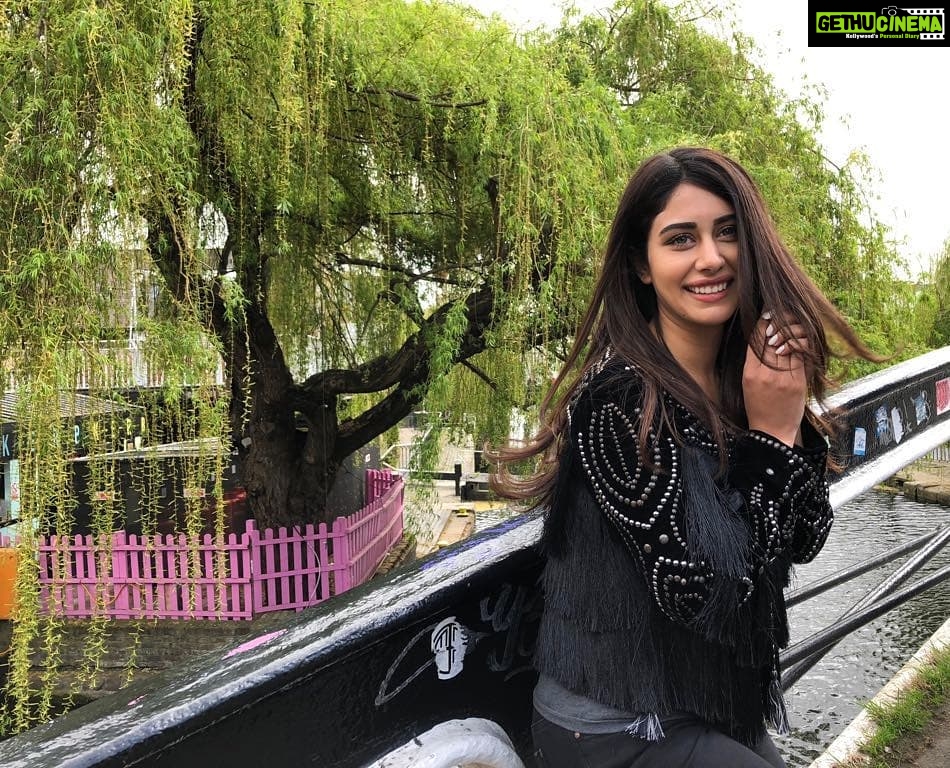 Warina Hussain Instagram - The #WeekendVibes got me like...💃