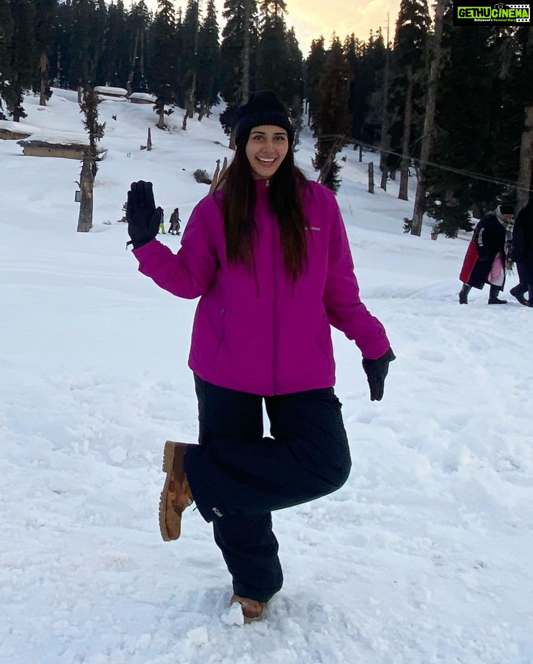 Warina Hussain Instagram - one day I wil stop posting vacation pictures but today is not that day 🤪 check out India’s first igloo café 🥶☕️ #gulmarg