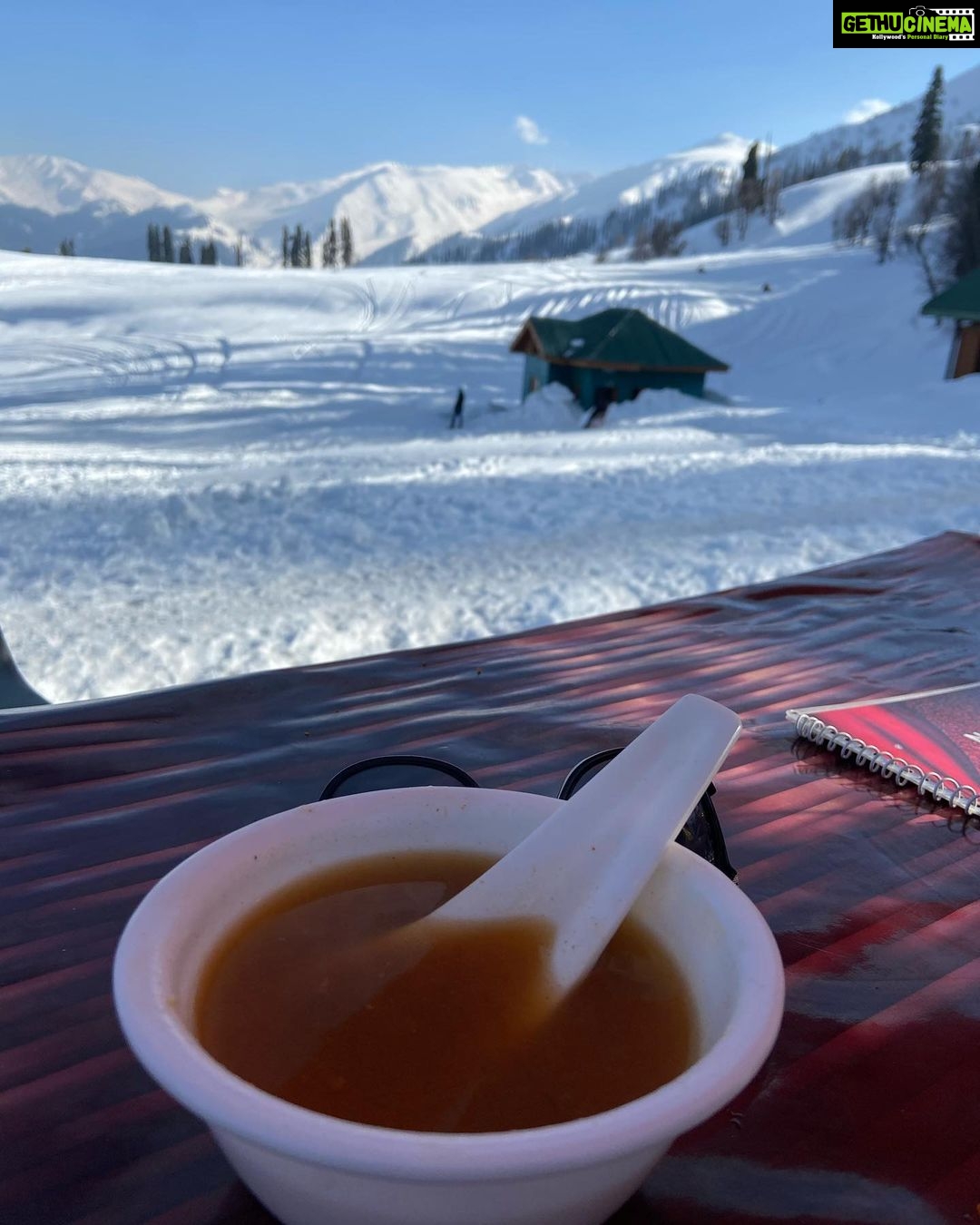 Warina Hussain Instagram - one day I wil stop posting vacation pictures but today is not that day 🤪 check out India’s first igloo café 🥶☕️ #gulmarg