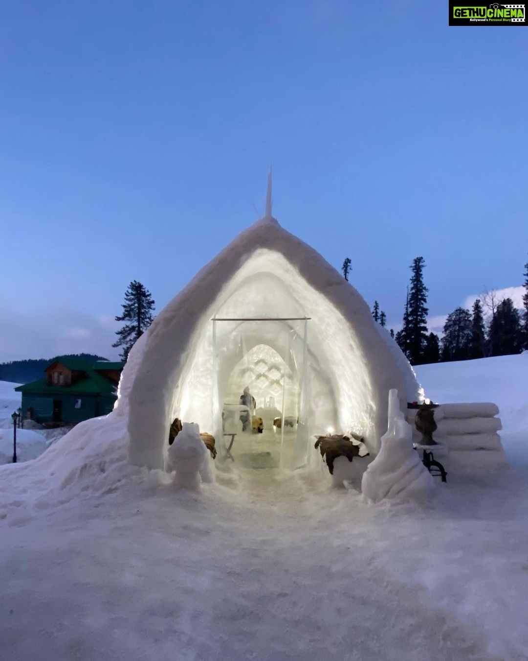 Warina Hussain Instagram - one day I wil stop posting vacation pictures but today is not that day 🤪 check out India’s first igloo café 🥶☕️ #gulmarg
