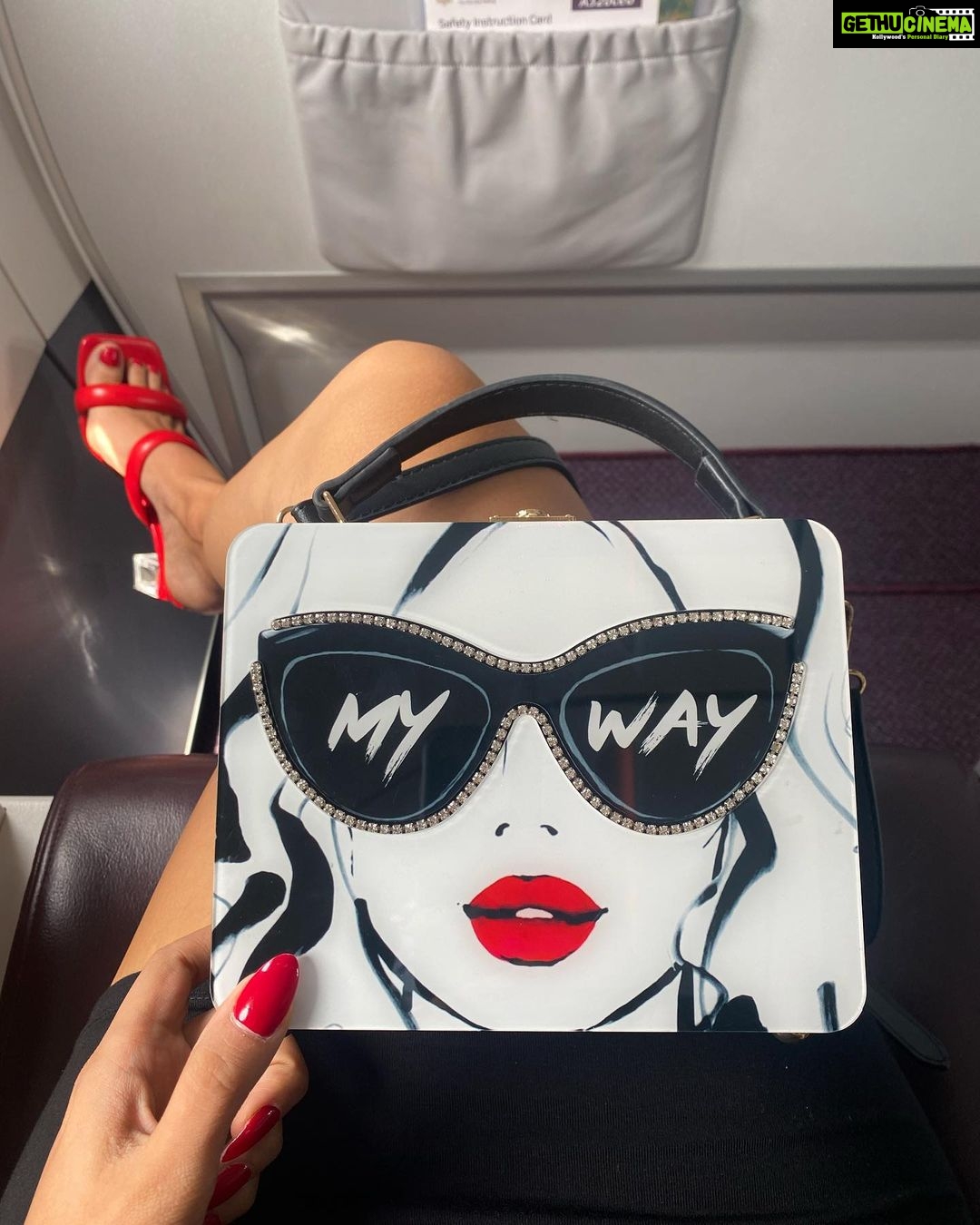 Warina Hussain Instagram - if #bagwati 👜 from #zindaginamilegidobara had a face 👄💄