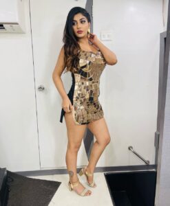 Yaashika Aanand Instagram - Choose your fav ☺️🔱 #swipeleft 
Hope u enjoyed the song #mosalomosalu
