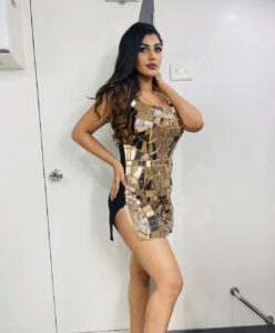 Yaashika Aanand Instagram - Choose your fav ☺️🔱 #swipeleft 
Hope u enjoyed the song #mosalomosalu