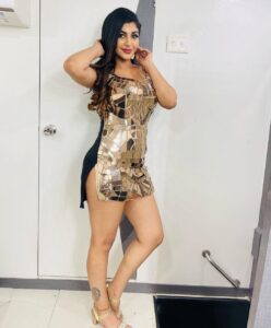 Yaashika Aanand Instagram - Choose your fav ☺️🔱 #swipeleft 
Hope u enjoyed the song #mosalomosalu