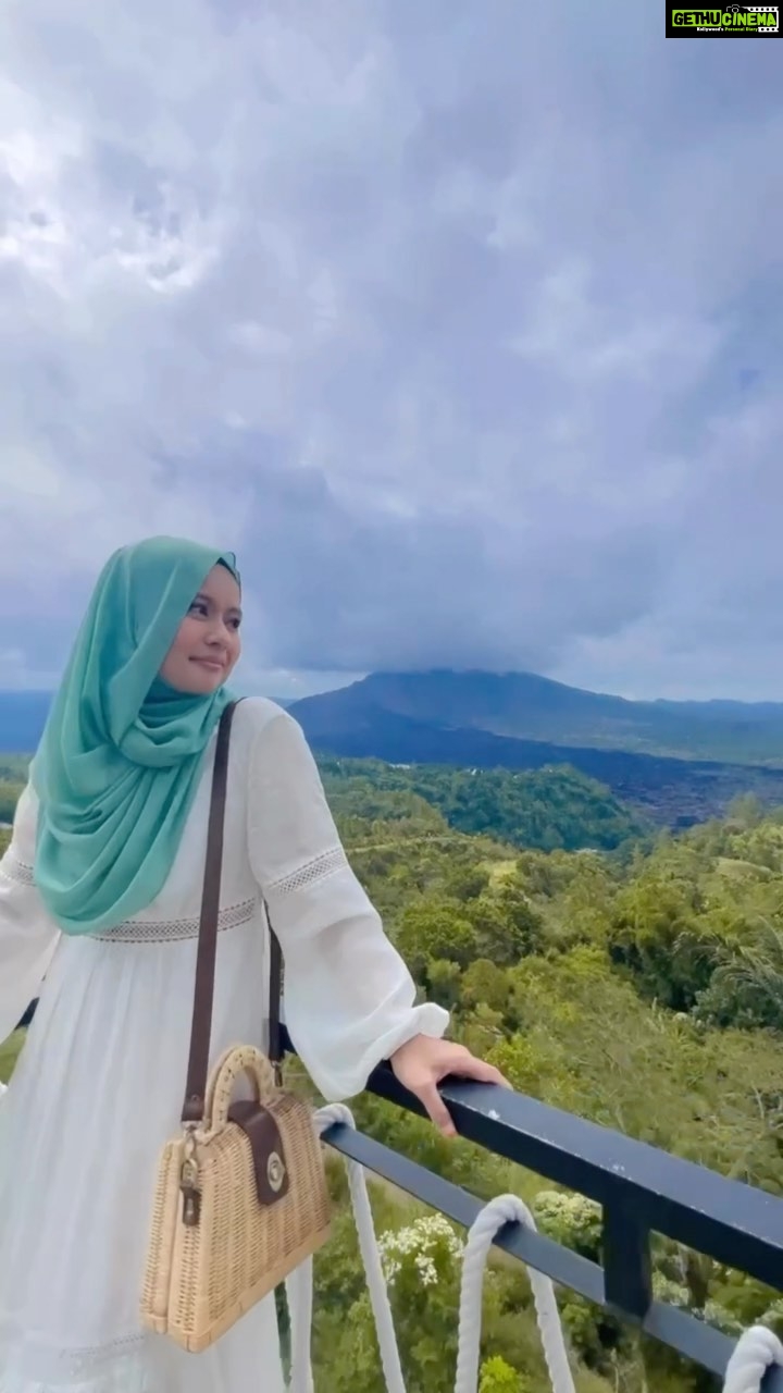 Aaron Aziz Instagram - Masya Allah Tabarakallah Im missing Bali i guess. Its always like that kan, when you are tired and swarmed with work and household affairs, you wish for a holiday. Then lepas holiday you get even tired and you wish you can plan for another one. Im totally e opposite of my my hubby. I suka keluar keluar keluar. Dekat ke jauh ke tak kisah. I get rimas lama sangat kat rumah. So ikut rounding dlm kereta pun dah happy. Wherelse my hubby can sit at home for days, weeks pun dia ok 😩😩 There was once we went to Korea, dia dah malas nak layan i, dia duduk rumah 3 days 3 nights main game while i enjoy e streets of Korea. Sanggup kasi i duit jajan asalkan tak ajak diaaaaa. 😩 Kita apa lagi, dia cakap balik sebelum kul 10pm, kita pun sampai hotel 9.59pm… Puas sissss hahahah Alhamdulilah Syukur atas nikmat Allah swt berikan. Never once i thought our freedom will be taken away untill covid happens. So now pergi mana mana, dekat atau jauh asalkan ngn Family, syukur sangat Alhamdulilah. ALLAH swt is the Almighty and HE does what HE wills. Allahu akbar ALLAH swt, the ONLY Wise One…. Lush Chiffon the One minute Hijab. Comes in MAXI and Standard size. The ideal hijab for travelling Insya Allah www.diyanahalik.com www.diyanahalik.sg @diyanahalikcom Ubud, Bali, Indonesia