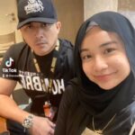 Aaron Aziz Instagram – See you in 3 weeks Kak @dwiarianaaaron  Daddy miss you love you loads Kak. @officialaksomalaysia @wearehombremy #TheVapedon #AksoGT3500