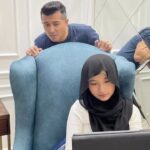 Aaron Aziz Instagram - Tabarakallah I have always been a protective dad. Dulu selalu stalk my moonlight’s @dahliaarissaaaron DM nak tengok la who she is talking to. Bukan tak percaya but I can’t easily trust anyone who tries to ‘befriend’ my daughter. But no matter what we just need to be aware. Tapi saya setuju jugak that Social media Ada banyak juga benefits. I’ve always taught them to use social media in a positive way. Kalau kita ambil social media sebagai sesuatu yg postive, maka positive la dia. Kalau kita ambil yg negative, maka semua nya negative. I think in this era, kita kena educate and percaya mereka (this part masih belajar) Now @instagram ada launch the IG family centre and Supervision tools. Just like what the photo shows, from stalking to educating and trusting then leads to “mutually consented” Supervision. Insya Allah akan tunjuk features in my next video!
