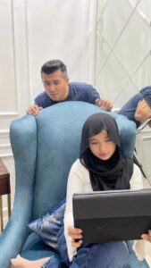Aaron Aziz Instagram - Tabarakallah I have always been a protective dad. Dulu selalu stalk my moonlight’s @dahliaarissaaaron DM nak tengok la who she is talking to. Bukan tak percaya but I can’t easily trust anyone who tries to ‘befriend’ my daughter. But no matter what we just need to be aware. Tapi saya setuju jugak that Social media Ada banyak juga benefits. I’ve always taught them to use social media in a positive way. Kalau kita ambil social media sebagai sesuatu yg postive, maka positive la dia. Kalau kita ambil yg negative, maka semua nya negative. I think in this era, kita kena educate and percaya mereka (this part masih belajar) Now @instagram ada launch the IG family centre and Supervision tools. Just like what the photo shows, from stalking to educating and trusting then leads to “mutually consented” Supervision. Insya Allah akan tunjuk features in my next video!