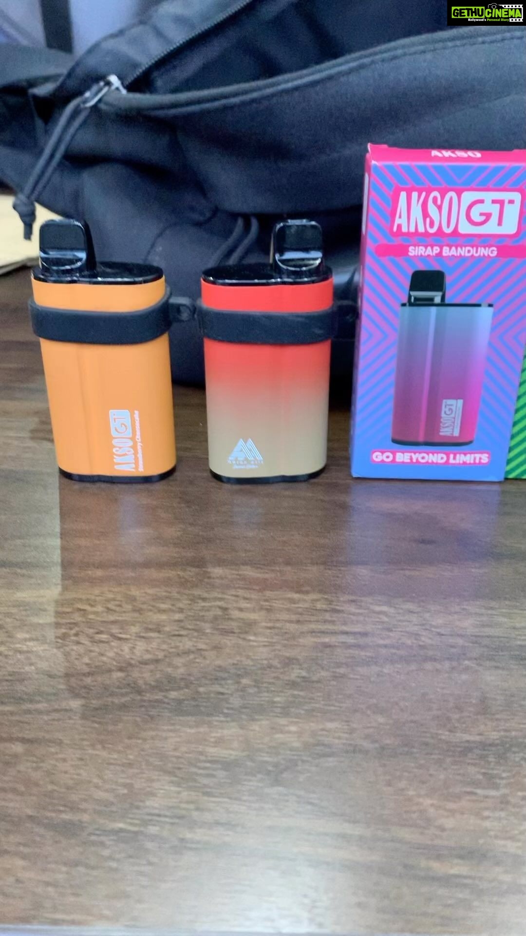 Aaron Aziz Instagram - The complete #Akso collection for you guys. Yg tak nak Nicotine pun ada jual di kedai MY News. Enjoy your weekend with #AksoGT3500 #aksogt3500nonicotine #AksoHavana5000puffs @officialaksomalaysia @vng_distro #TheVapeDon