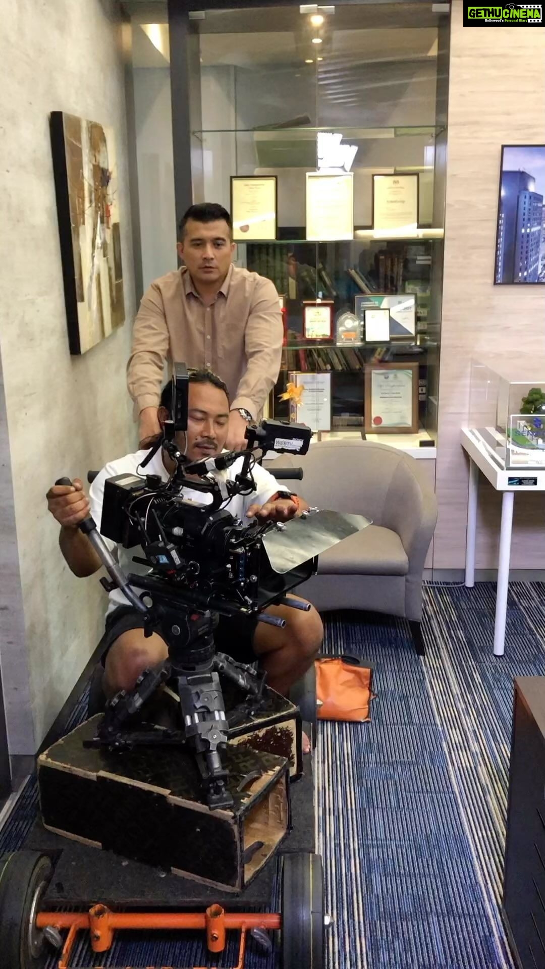 Aaron Aziz Instagram - Hebat tak Abg? Boleh buat kerja crew, boleh call action, boleh jadi cameraman…. #derhakasebuahcinta @suhanmovies #Azmir #SuamiZalim #Golddigger #aaronazizworks