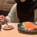 Aaron Aziz Instagram - Tabarakallah Alhamdulilah Dating with my moonlight @dahliaarissaaaron suka sangat dgn Salmon sushi. Dia kata boleh makan satu ekor sendiri…. #aaronazizfamily