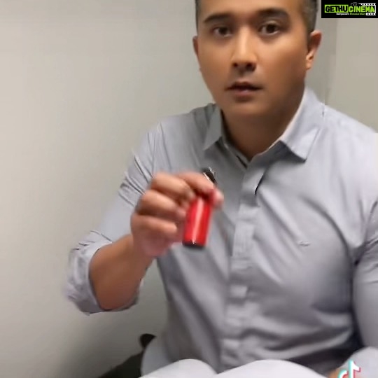 Aaron Aziz Instagram - Kat dalam bilik server pun jadi lah.Korang dah try Belum #AksoHavana ? Memang lain daripada Yg lain. Inilah Close Pod yg pertama di Dunia yg ada safety child lock feature. @officialaksomalaysia #TheVapeDon