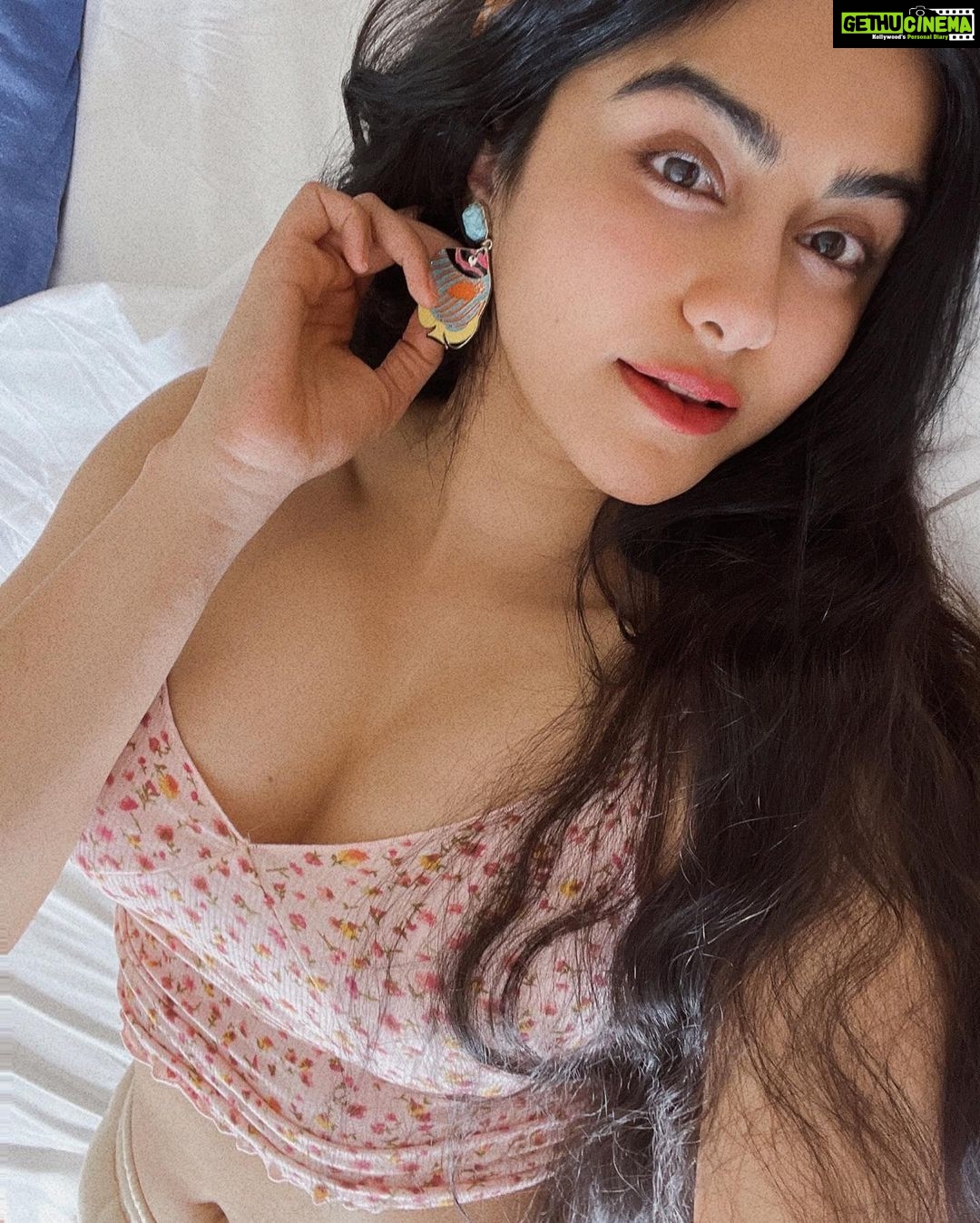 Adah Sharma Instagram - Found Nemo and his friends The last SWIPE expression is for humans who eat Nemo and friends . . . #100YearsOfAdahSharma #adahsharma . . P.S. this is a fitness post. You need to do a handstand to see the pic⛄🦇