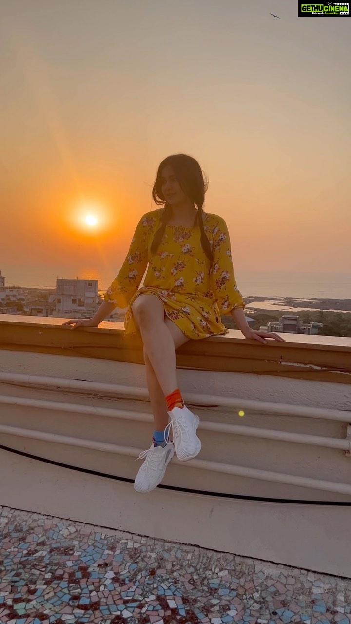 Adah Sharma Instagram - TAG someone and say nothing β¦tag someone who likes SUNSETS π»βοΈπ told you the post before this wasnβt photoshopped ππ€‘ #100YearsOfAdahSharma #adahsharma . . . #happyhalloween A Head of time β¦ say Hiiii to my twin π₯²ππ