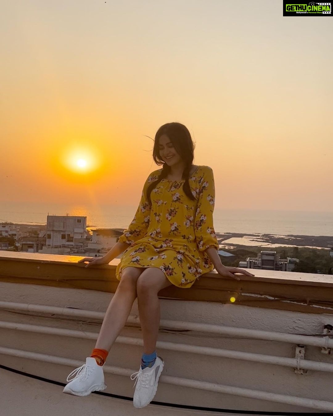 Adah Sharma Instagram - Always a Head of my time 👻🐒 happy Halloween a little a head of time also 🤡 also meet my twin #100YearsOfAdahSharma #adahsharma #TheSunAndMe #PlantsNeedTheSunAndTheLastPicIsMyInspiration
