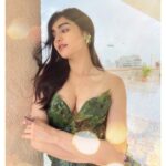 Adah Sharma Instagram - Always a Head of my time 👻🐒 happy Halloween a little a head of time also 🤡 also meet my twin #100YearsOfAdahSharma #adahsharma #TheSunAndMe #PlantsNeedTheSunAndTheLastPicIsMyInspiration