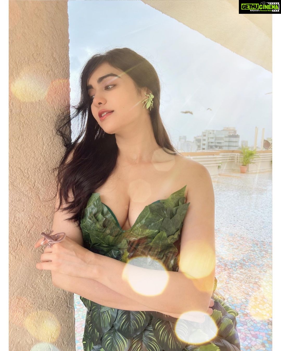 Adah Sharma Instagram - Always a Head of my time 👻🐒 happy Halloween a little a head of time also 🤡 also meet my twin #100YearsOfAdahSharma #adahsharma #TheSunAndMe #PlantsNeedTheSunAndTheLastPicIsMyInspiration
