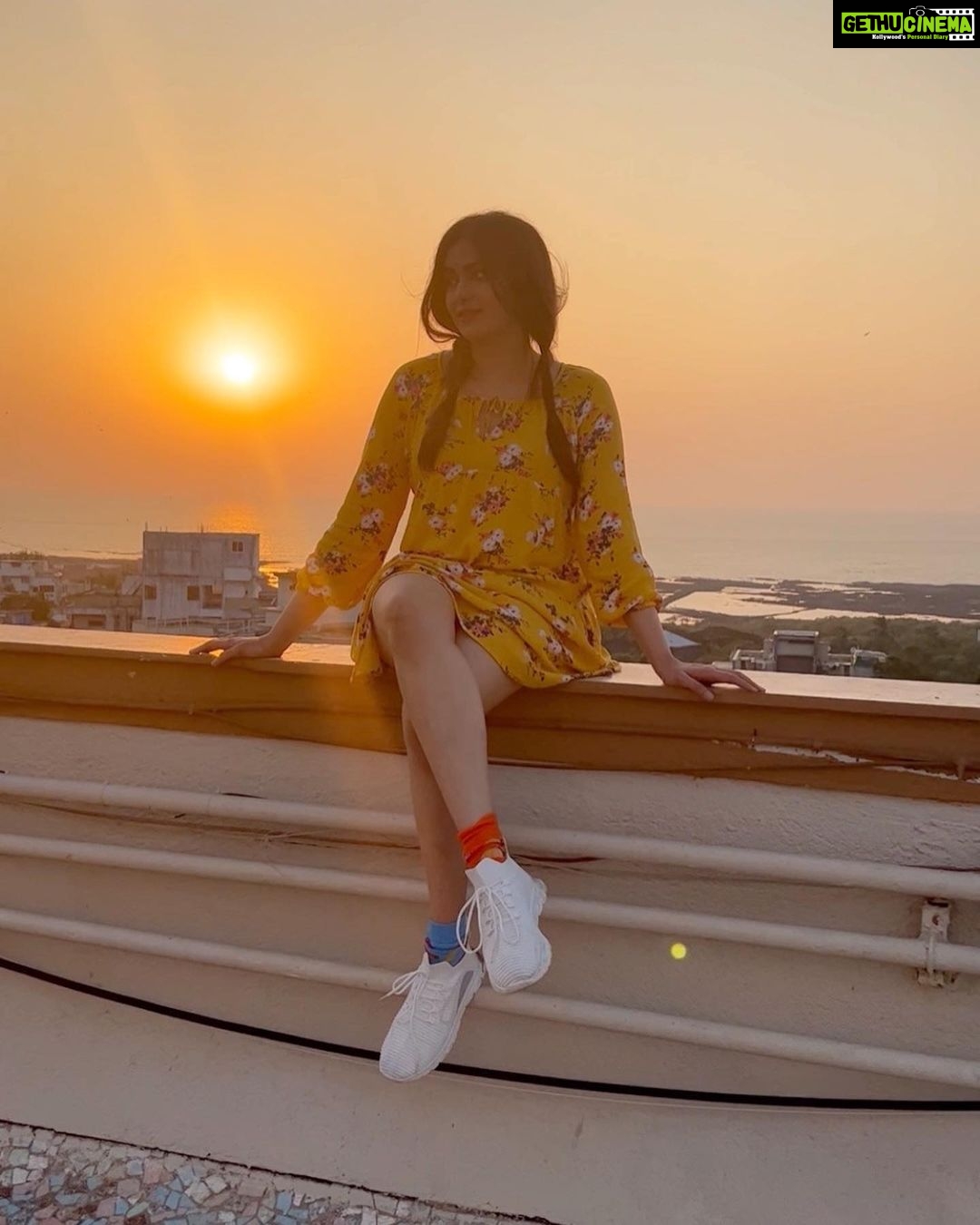 Adah Sharma Instagram - Always a Head of my time 👻🐒 happy Halloween a little a head of time also 🤡 also meet my twin #100YearsOfAdahSharma #adahsharma #TheSunAndMe #PlantsNeedTheSunAndTheLastPicIsMyInspiration