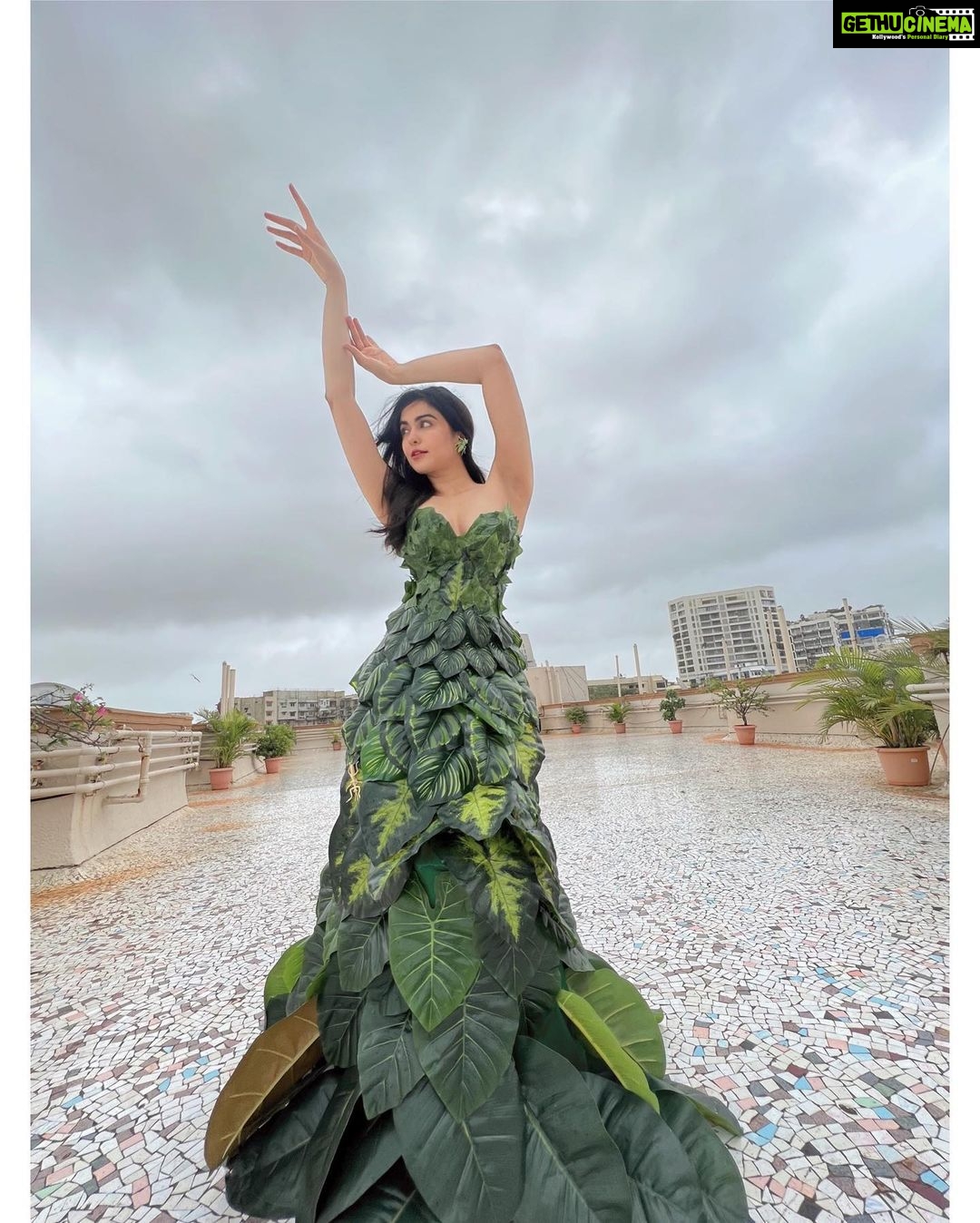 Adah Sharma Instagram - Always a Head of my time 👻🐒 happy Halloween a little a head of time also 🤡 also meet my twin #100YearsOfAdahSharma #adahsharma #TheSunAndMe #PlantsNeedTheSunAndTheLastPicIsMyInspiration