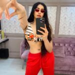 Adah Sharma Instagram - Expectations Vs Reality. SWIPE 🤓🤪 How an actor is expected to arrive(dressed) for shoot VS how she actually lands up.TaAdah ! #WhatHappensInAdahsVanStaysInAdahsVan #100YearsOfAdahSharma #adahsharma