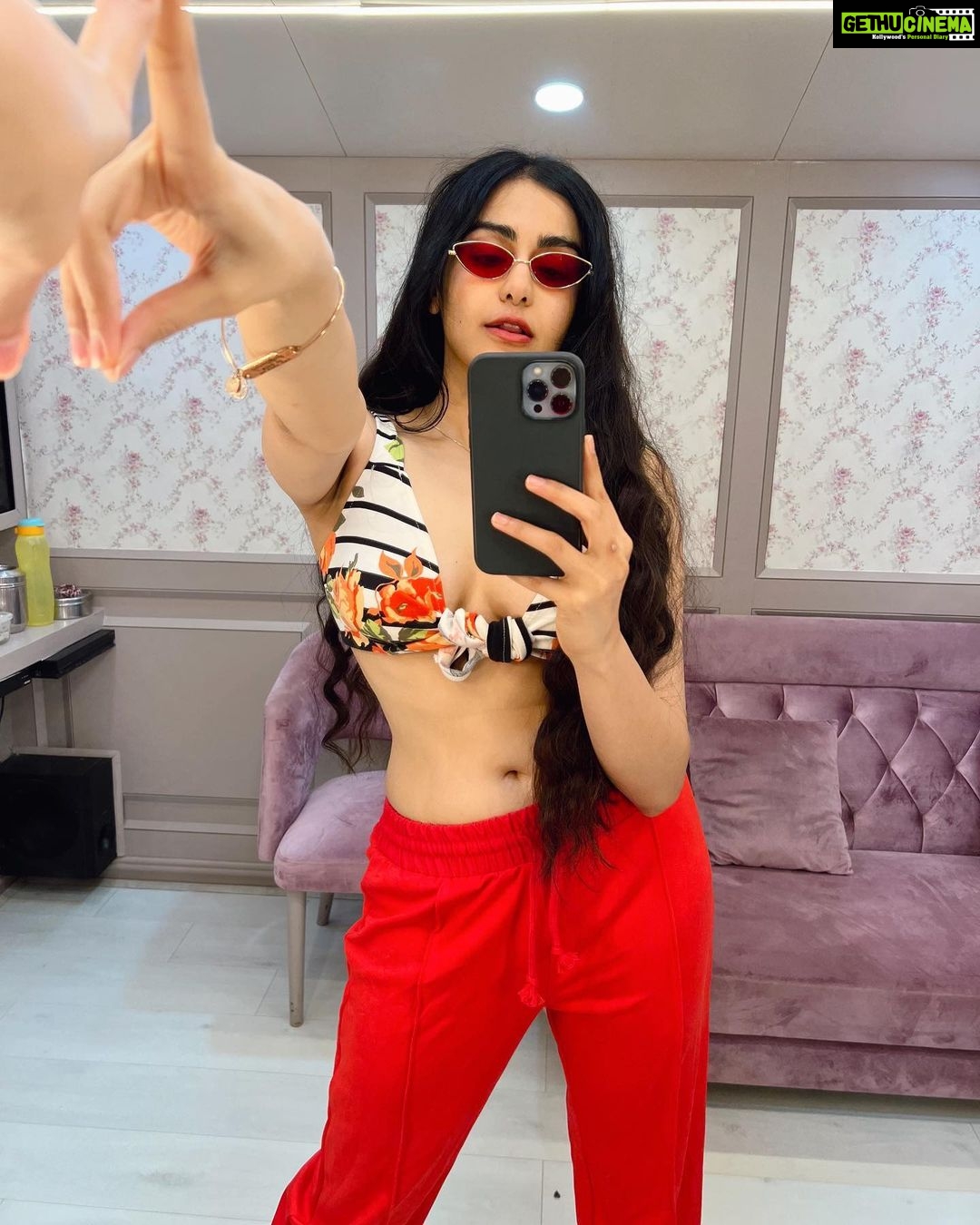 Adah Sharma Instagram - Expectations Vs Reality. SWIPE 🤓🤪 How an actor is expected to arrive(dressed) for shoot VS how she actually lands up.TaAdah ! #WhatHappensInAdahsVanStaysInAdahsVan #100YearsOfAdahSharma #adahsharma