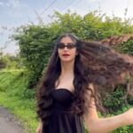 Adah Sharma Instagram - What do you think of my Kaala chashma moves ?😎😜 . . . P.S when Akshay Kumar isn’t free to take a selfie with the gorilla…. You be come the gorilla instead #sting #referingTotheStingAdInCaseThereIsAnyConfusionLol Thank u @snehal_uk and @jagats38 for coming to King kongs house with me #100YearsOfAdahSharma #adahsharma #kalachashma . .
