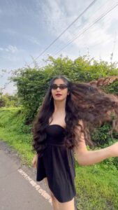Adah Sharma Instagram - What do you think of my Kaala chashma moves ?😎😜 . . . P.S when Akshay Kumar isn’t free to take a selfie with the gorilla…. You be come the gorilla instead #sting #referingTotheStingAdInCaseThereIsAnyConfusionLol Thank u @snehal_uk and @jagats38 for coming to King kongs house with me #100YearsOfAdahSharma #adahsharma #kalachashma . .