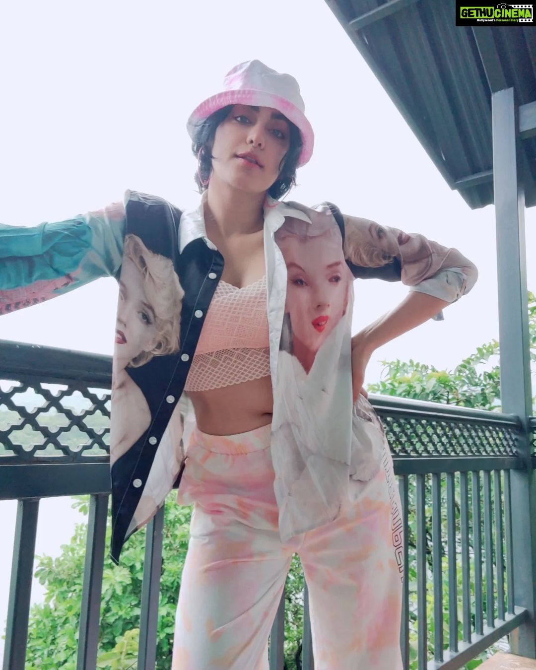 Adah Sharma Instagram - Do you have MainDUCK Energy ?SWIPE Because मेंडक एनर्जी > main character energy 😎🤭😅 #AdahKiSalaa #100YearsOfAdahSharma #adahsharma #frogsofinstagram #frogs
