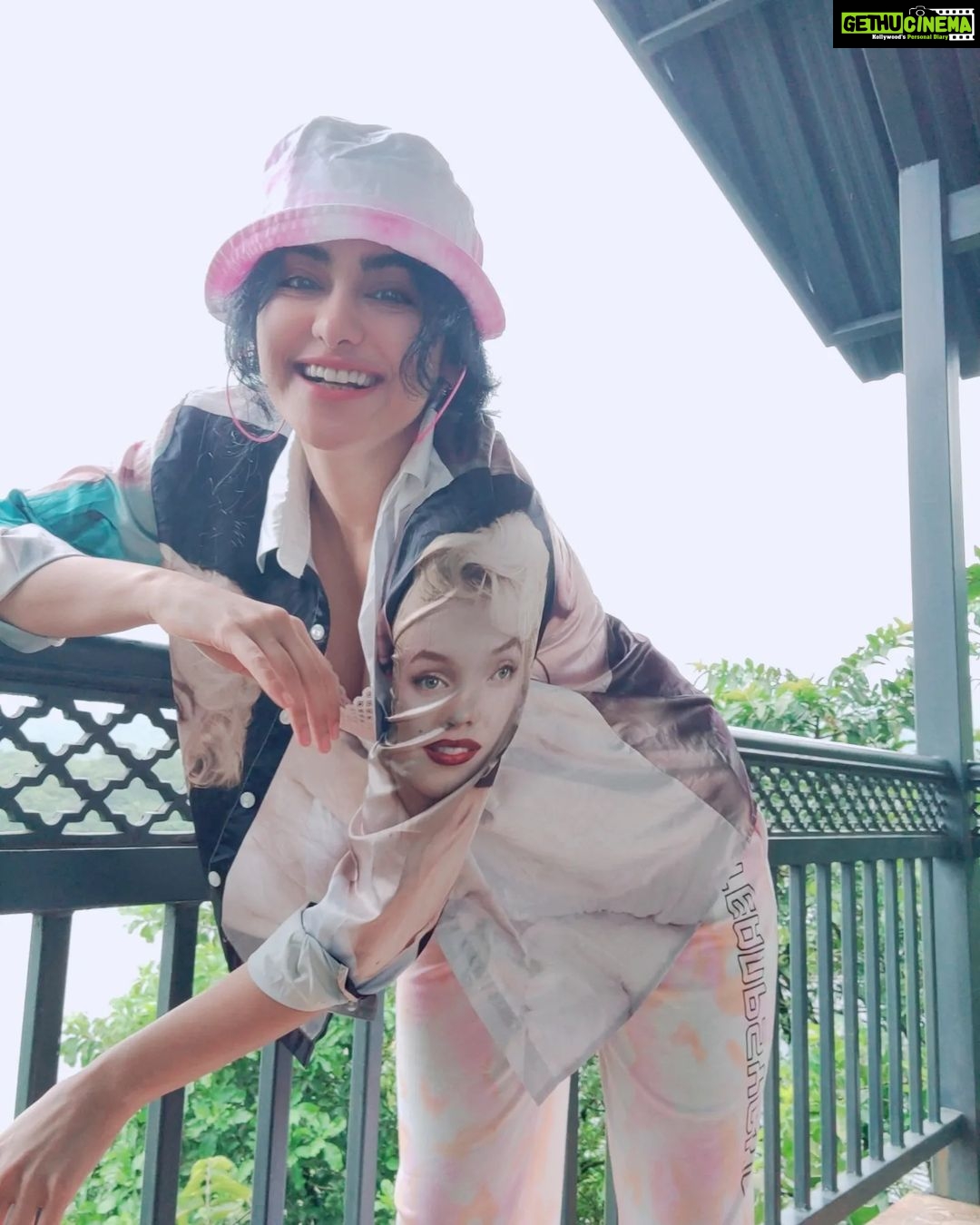 Adah Sharma Instagram - Do you have MainDUCK Energy ?SWIPE Because मेंडक एनर्जी > main character energy 😎🤭😅 #AdahKiSalaa #100YearsOfAdahSharma #adahsharma #frogsofinstagram #frogs