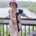 Adah Sharma Instagram - D̶i̶a̶m̶o̶n̶d̶s̶ Duckies are a girls best friend 😅🤪 SWIPE to see them complain #WhatTheDuck . . P.S. FULL video out on #StarKidRadhaSharma s page @adah_ki_radha #100YearsOfAdahSharma #adahsharma #ducks #ducksofinstagram