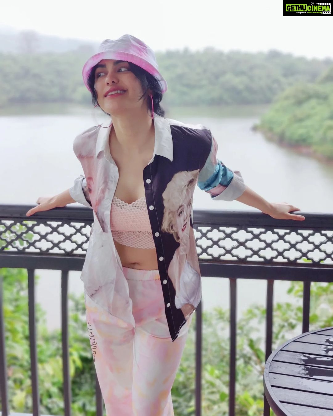 Adah Sharma Instagram - D̶i̶a̶m̶o̶n̶d̶s̶ Duckies are a girls best friend 😅🤪 SWIPE to see them complain #WhatTheDuck . . P.S. FULL video out on #StarKidRadhaSharma s page @adah_ki_radha #100YearsOfAdahSharma #adahsharma #ducks #ducksofinstagram