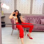 Adah Sharma Instagram - Expectations Vs Reality. SWIPE 🤓🤪 How an actor is expected to arrive(dressed) for shoot VS how she actually lands up.TaAdah ! #WhatHappensInAdahsVanStaysInAdahsVan #100YearsOfAdahSharma #adahsharma