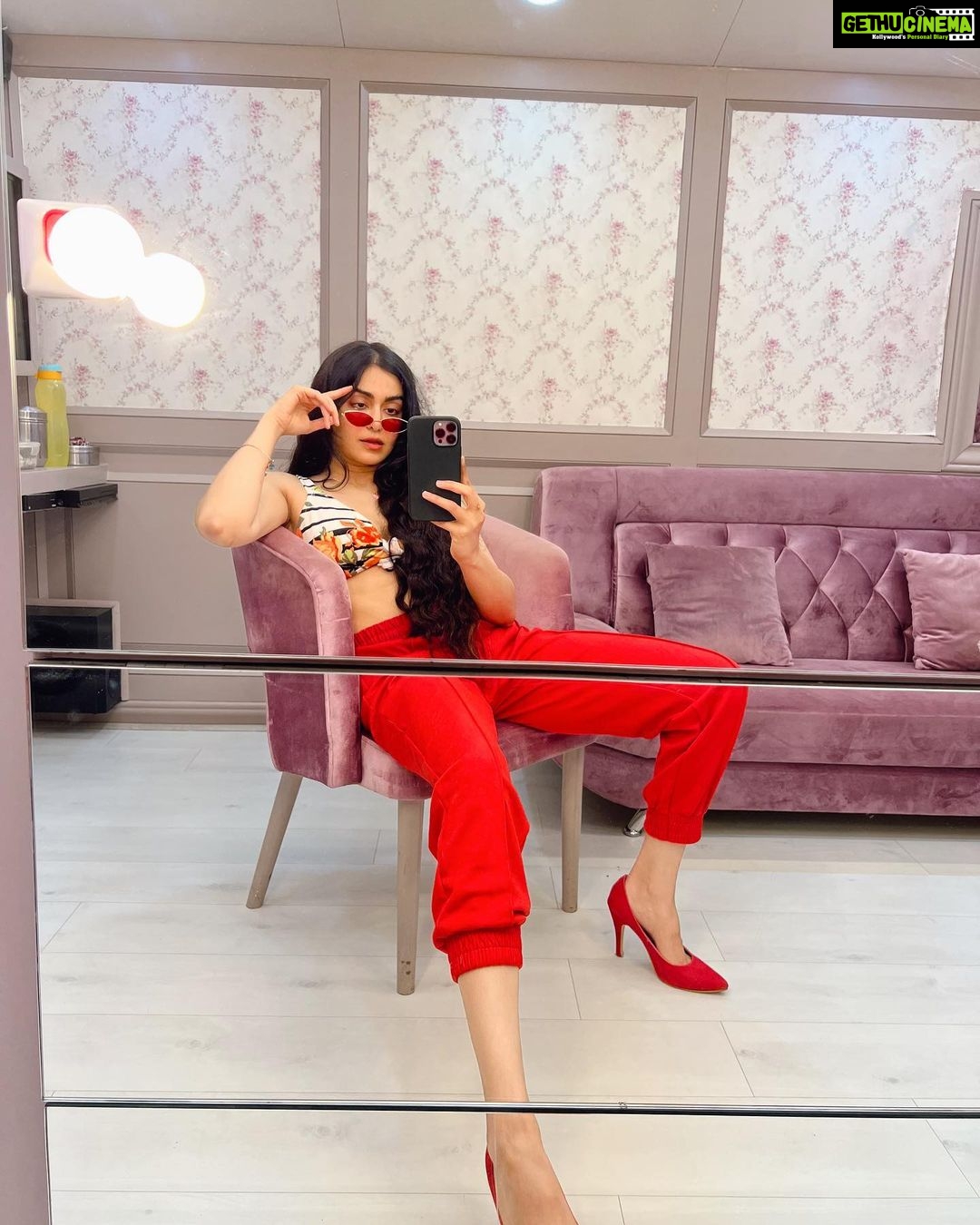 Adah Sharma Instagram - Expectations Vs Reality. SWIPE 🤓🤪 How an actor is expected to arrive(dressed) for shoot VS how she actually lands up.TaAdah ! #WhatHappensInAdahsVanStaysInAdahsVan #100YearsOfAdahSharma #adahsharma