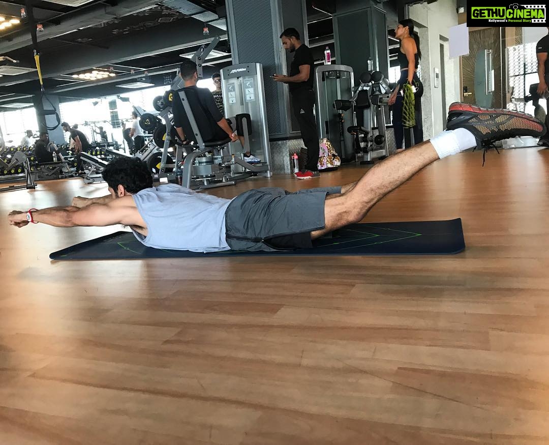 Aditya Roy Kapur Instagram - It's a bird ! It's a plane ! ..it's a lower back extension . Fighting crime on the gym floor .