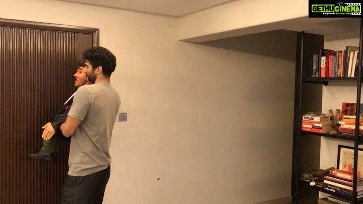 Aditya Roy Kapur Instagram - Early days of prep , was still messing up Thank you for your patience @satyajitpadhye .. you da man 🤟 Ludo on @netflix_in