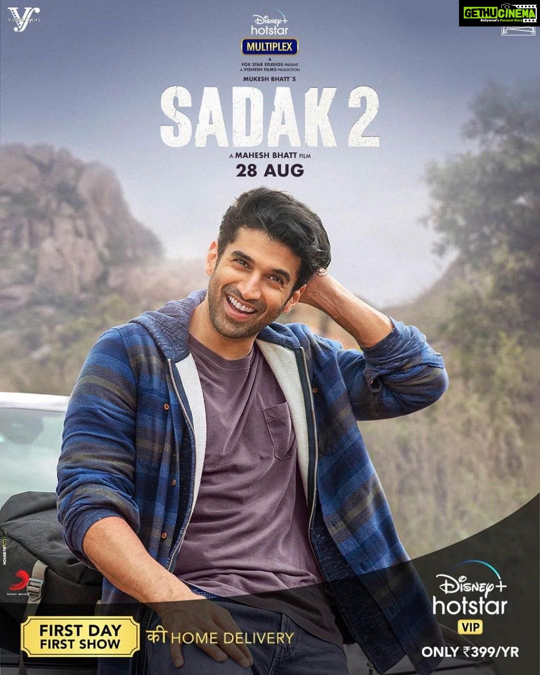 Aditya Roy Kapur Instagram - “Ishq Kamaal.. Jis tan lagya, Ishq kamaal” #Sadak2 Trailer out tomorrow. Stay tuned! @aliaabhatt @duttsanjay @poojab1972 @maheshfilm #MukeshBhatt #SuhritaSengupta @wrkprint @foxstarhindi @disneyplushotstarvip @visheshfilms @sonymusicindia @makaranddeshpande_v @gulshangrover @senguptajisshu @priyankabose20 @mohankapur