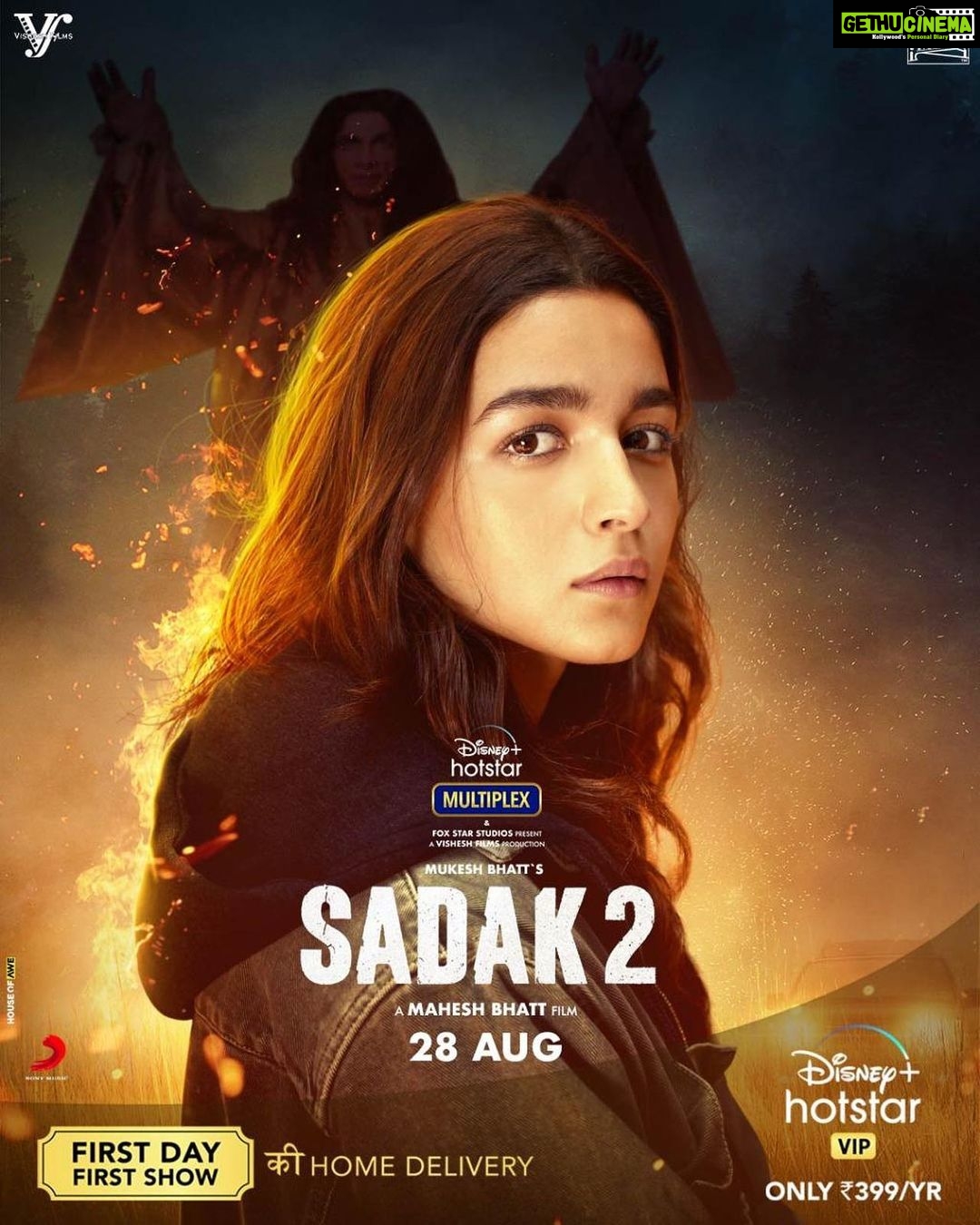 Aditya Roy Kapur Instagram - “Asli himmat woh hoti hai, jo darr ke bawajood bhi, jutaani padti hain” #Sadak2 Trailer out tomorrow. Stay tuned! @aliaabhatt @duttsanjay @poojab1972 @maheshfilm #MukeshBhatt #SuhritaSengupta @wrkprint @foxstarhindi @disneyplushotstarvip @visheshfilms @sonymusicindia @makaranddeshpande_v @gulshangrover @senguptajisshu @priyankabose20 @mohankapur @akshayanandd