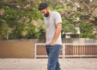 Aditya Roy Kapur Instagram - Love these @uniqloin EZY jeans , they almost feel like sweatpants. #EZYLifeEZYJeans #UniqloIndia