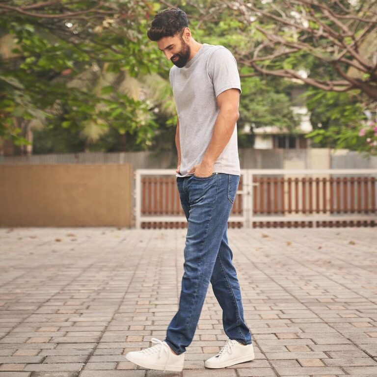 Aditya Roy Kapur Instagram - Love these @uniqloin EZY jeans , they almost feel like sweatpants. #EZYLifeEZYJeans #UniqloIndia