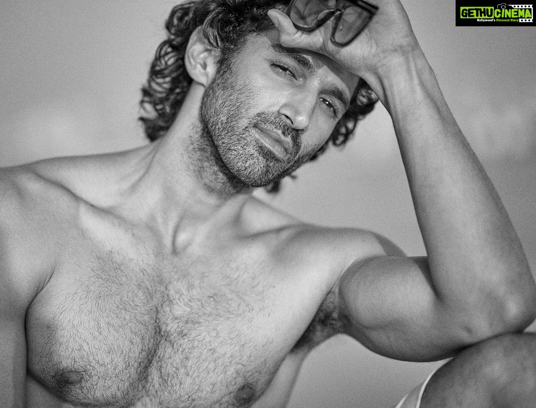 Aditya Roy Kapur - 435.4K Likes - ♠️ 📸 @avigowariker
