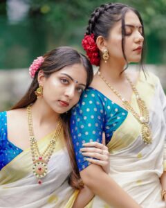 Ahana Kumar Instagram - sisters 🦋

ഓണാശംസകൾ ✨

Shot by @sk_abhijith 
Jewellery @regaljewellers_in 
Hair @brahma_hairandmakeup 

🌼✨