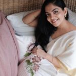 Ahana Kumar Instagram - Beautiful Spaces .. 🌸 Cushion Covers , Throws , Table Mats , Runners and all such beauty by @buttonsandlace.co ✨ Shot by @nimishravi ( missed being in frames that looked like his frames for a while now. so I really like these pictures. ) 💫 Furniture @merakifurnitureindia 🪷