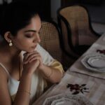 Ahana Kumar Instagram - Beautiful Spaces .. 🌸 Cushion Covers , Throws , Table Mats , Runners and all such beauty by @buttonsandlace.co ✨ Shot by @nimishravi ( missed being in frames that looked like his frames for a while now. so I really like these pictures. ) 💫 Furniture @merakifurnitureindia 🪷