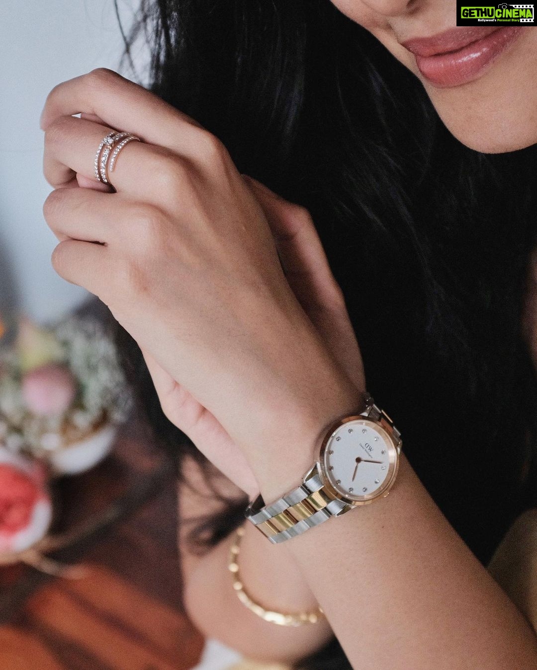 Ahana Kumar Instagram - Celebrating the festival of Onam with @danielwellington ‘s gorgeous watch that is oh so perfect for this festive season ✨🌼 Head to @danielwellington ’s website to get some exciting discounts of up to 30% off or get a FREE Classic bracelet with any Iconic Link watch. Additionally use my code DWXAHAANA to get a 15% off on the website www.danielwellington.com 🌻 #ad #dwindia #danielwellington