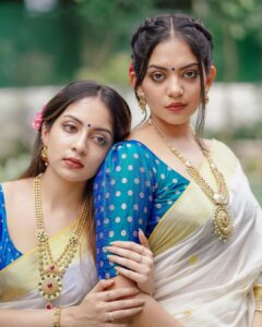 Ahana Kumar Instagram - sisters 🦋

ഓണാശംസകൾ ✨

Shot by @sk_abhijith 
Jewellery @regaljewellers_in 
Hair @brahma_hairandmakeup 

🌼✨
