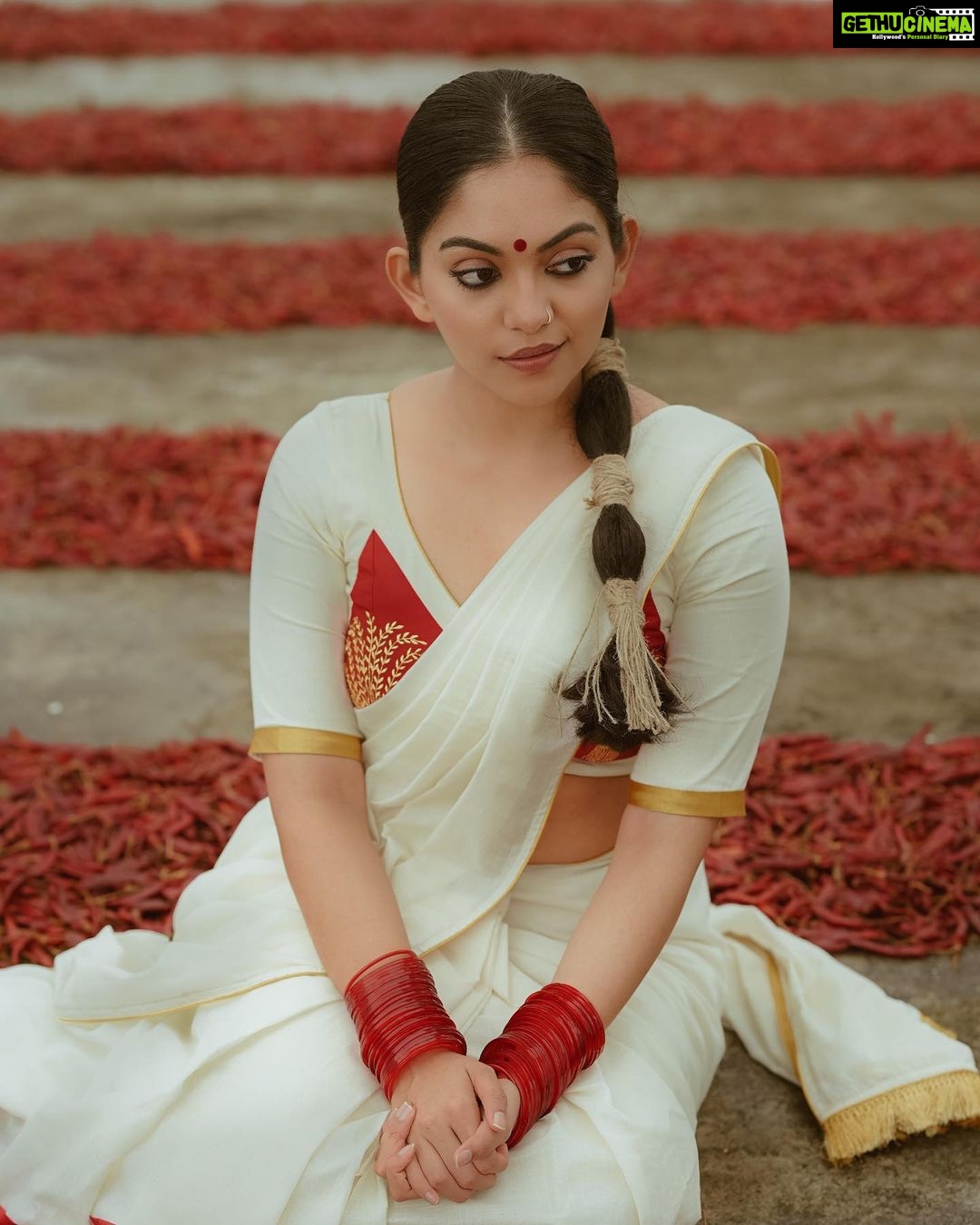 Ahana Kumar Instagram - ओ रे पिया ! 🦢🌶 Shot by : @manekha_ Styling & Creatives : @stylingbyafsheenshajahan Hair & Make-Up : @femy_antony__ Wearing : @pranaahbypoornimaindrajith Production Design : @innovative_decor_propsrentals Photography Assistant : @zubeeshh Hair & Makeup Assistant : @sharath_8686 It’s beginning to look a lot like Onam ✨🌶