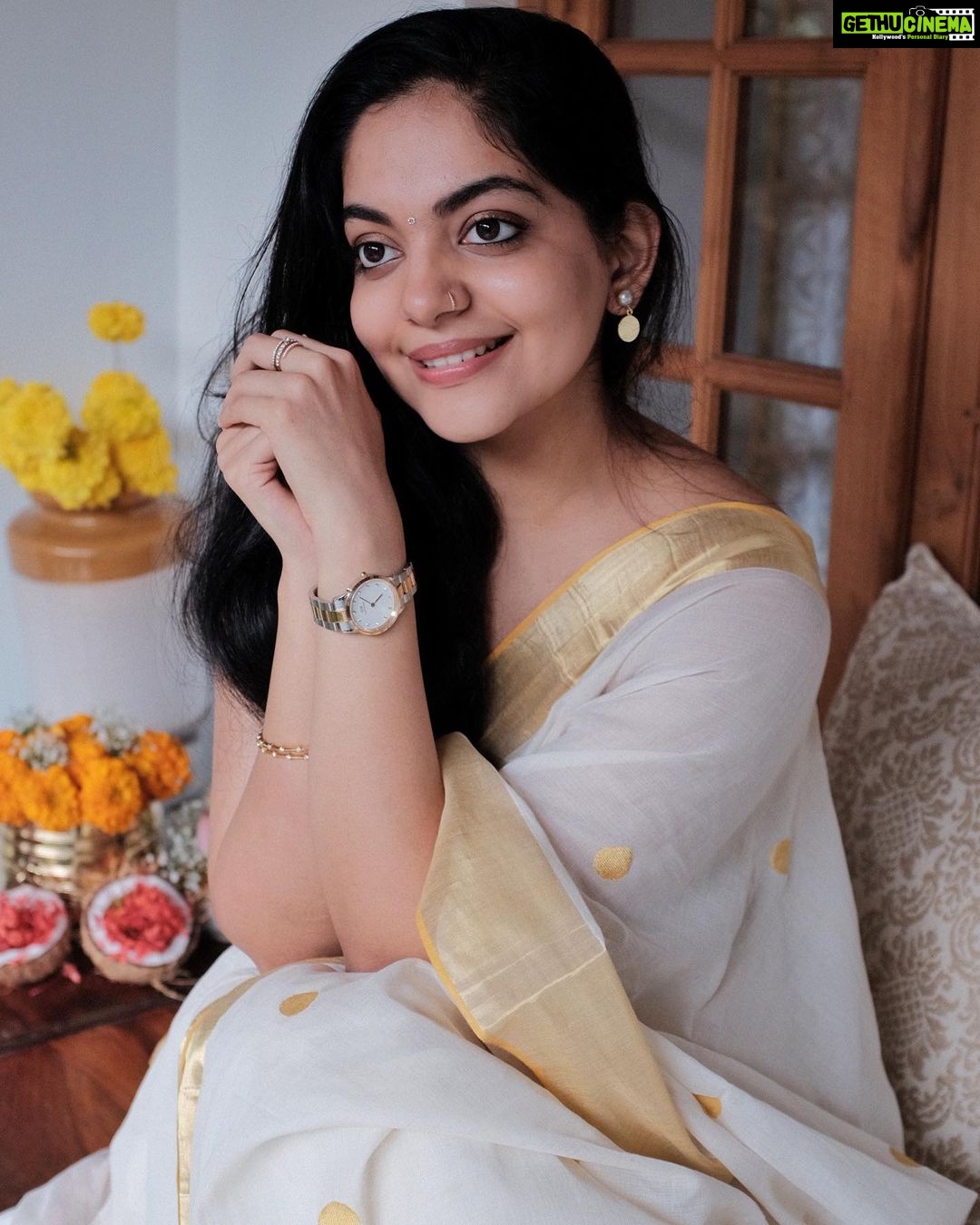 Ahana Kumar Instagram - Celebrating the festival of Onam with @danielwellington ‘s gorgeous watch that is oh so perfect for this festive season ✨🌼 Head to @danielwellington ’s website to get some exciting discounts of up to 30% off or get a FREE Classic bracelet with any Iconic Link watch. Additionally use my code DWXAHAANA to get a 15% off on the website www.danielwellington.com 🌻 #ad #dwindia #danielwellington